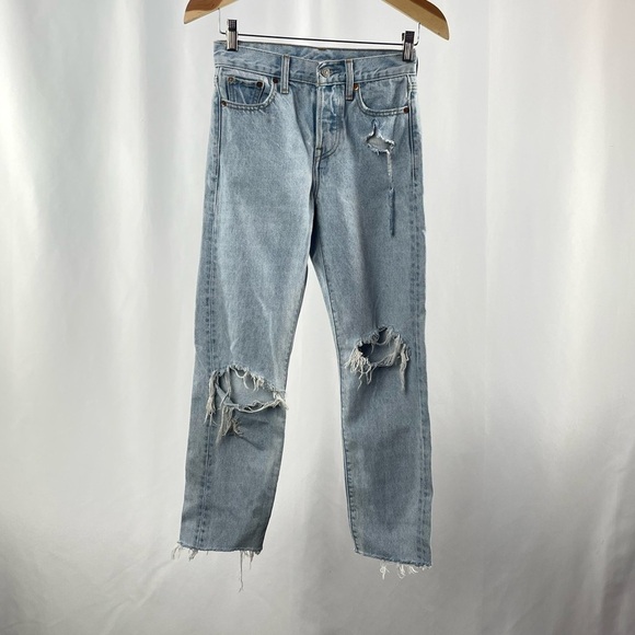 Levi’s Distressed Rigid Denim Straight Leg Jeans‎ in Light Blue Size 23 - Picture 1 of 4